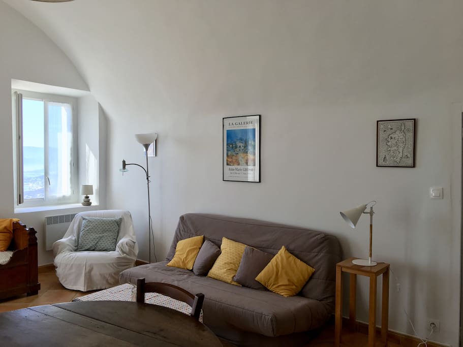 Le salon avec canapé clic clac