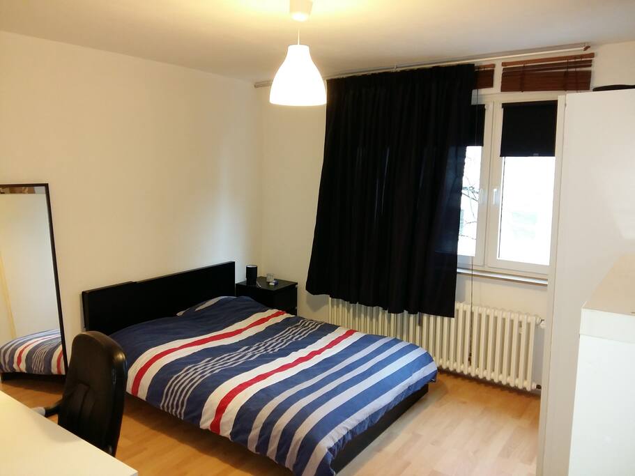 Schlafzimmer mit Doppelbett
