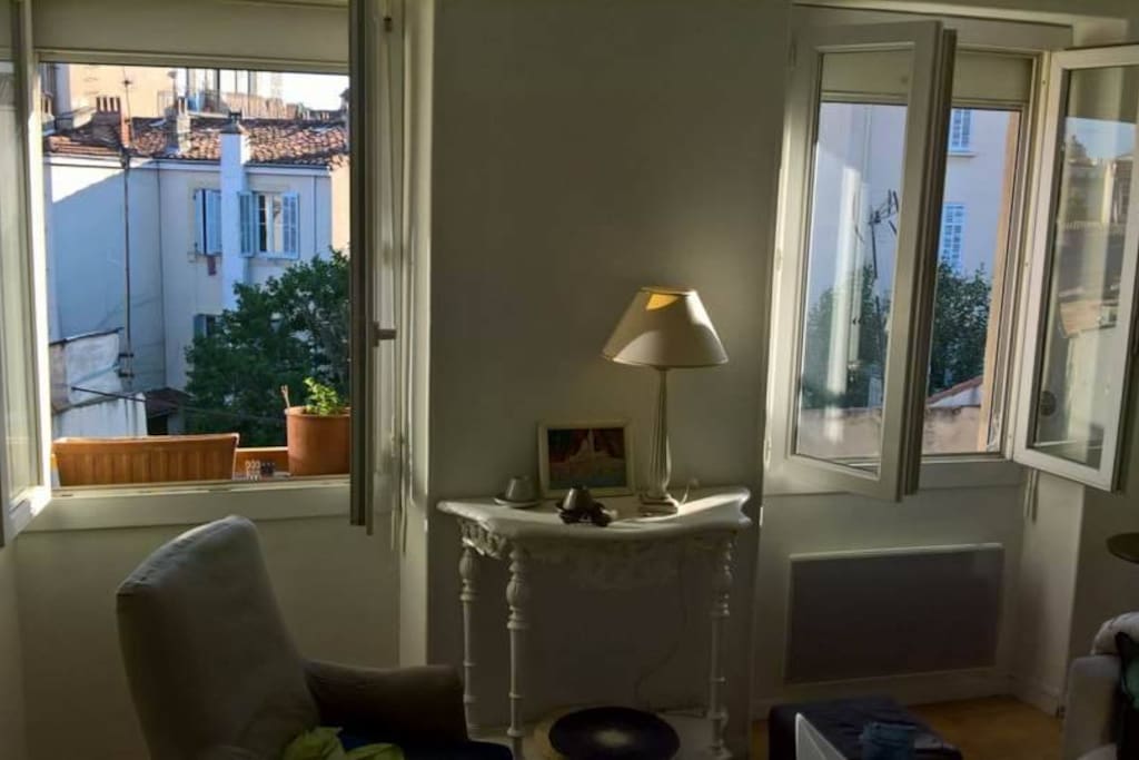 Le salon très lumineux orienté sud