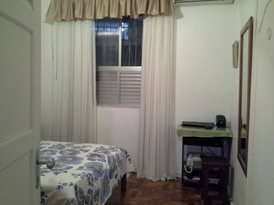 Quarto com cama de casal