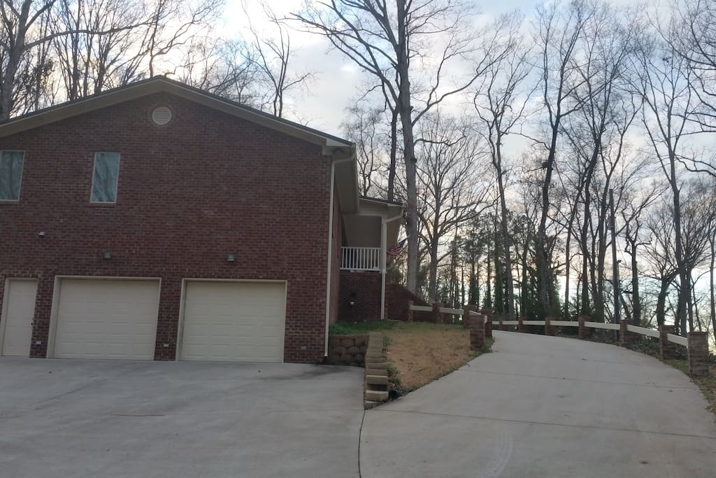 Plenty of room for your boat! Driveway parks 3-4 cars or Trucks with Trailers.