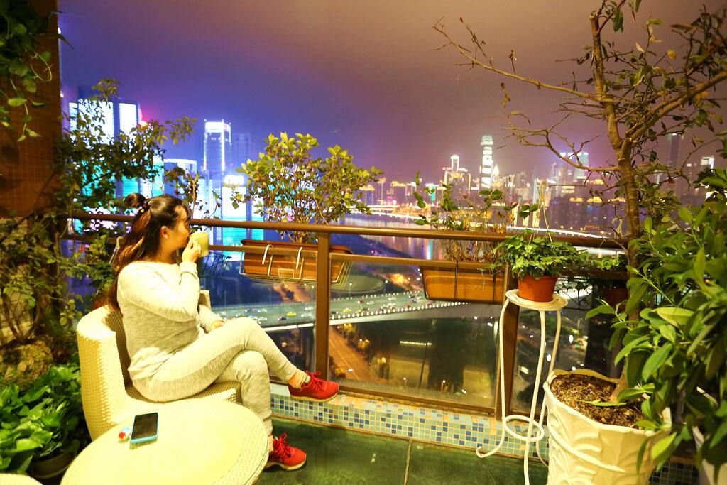 喝茶,看江景,脚下玻璃地面下面是金鱼,绿植占据阳台百分五十
