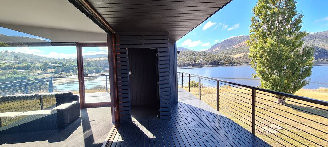 AMAZING 5-STAR WATERFRONT RETREAT ON THE RIVERWALK gallery image 4