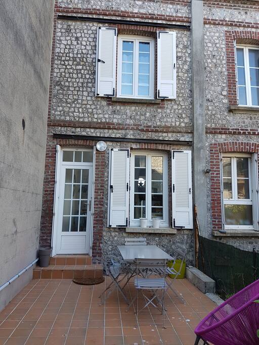 La cour privée avec terrasse