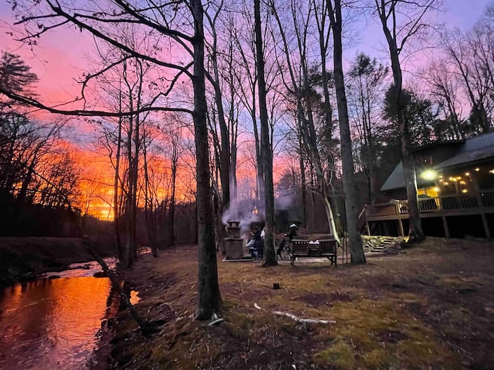 Tranquil Cabin W/ Private Hot Tub & Stream Access - Ellijay, GA