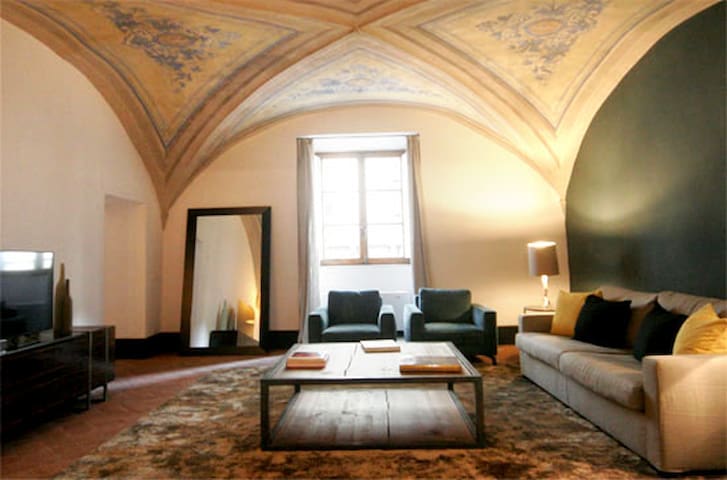 Benci Fresco next to Piazza Santa Croce