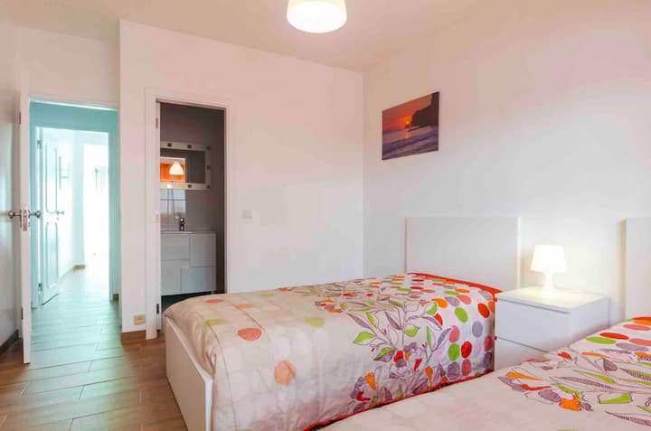 Оранжев апартамент с 2 1 човек легла и WC