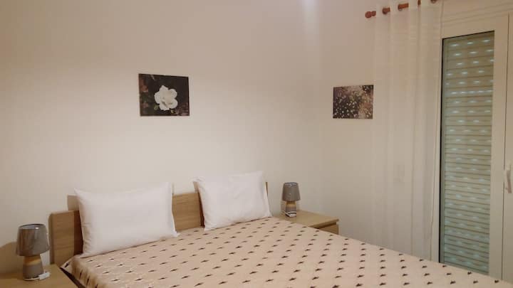 Spavaća soba - bračni krevet (širine 180 - 200 cm).