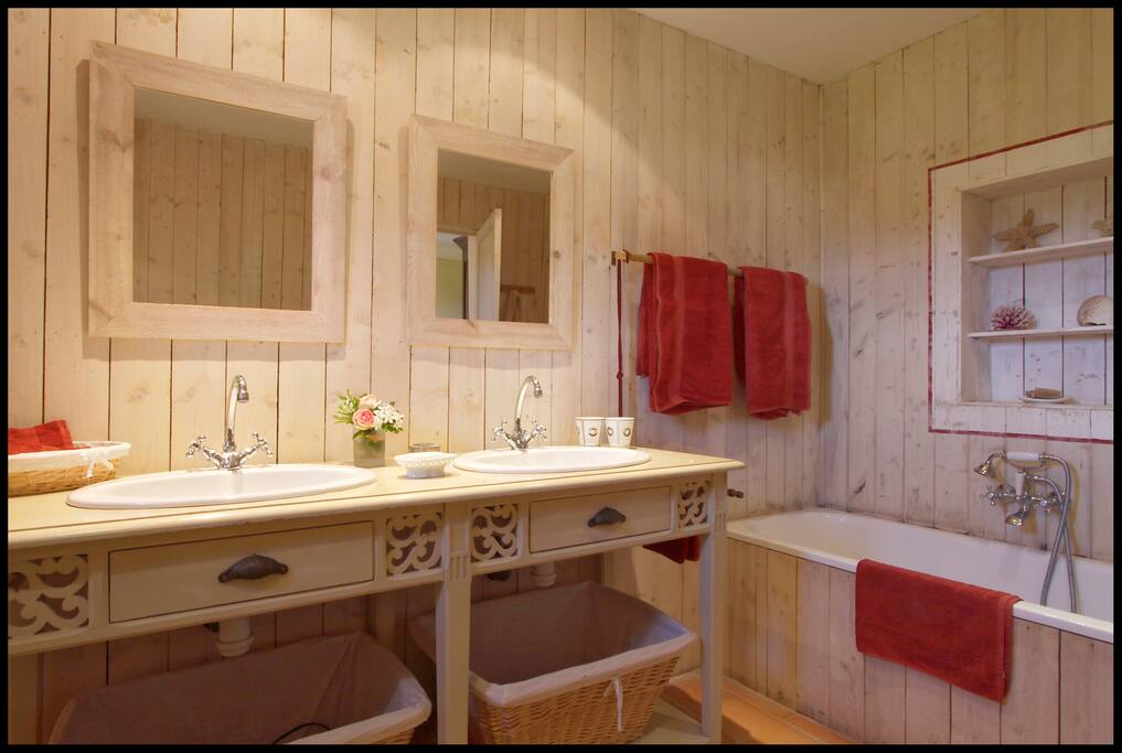 Grande salle de bain privée avec double lavabos, baignoire, bidet et wc