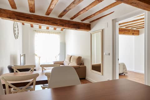 Anuncio de Airbnb popular: Bed and Bulls / Balcony of the Running of the Bulls en Pamplona/Iruña