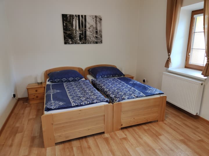 Ložnice v přízemí se třemi lůžky
