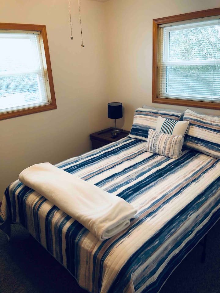 The second bedroom has a queen bed with a new mattress in 2019. It also has a Roku enabled tv with cable and all the apps. It’s a great space!