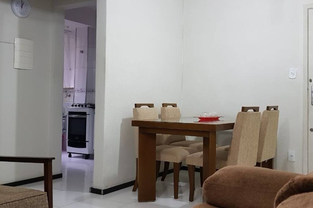 Sala estar, sala de jantar e visão da cozinha