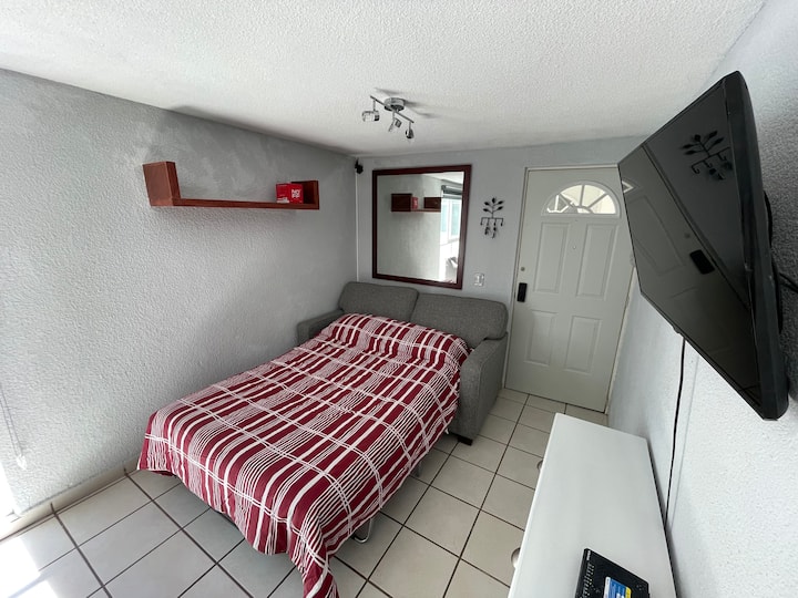 Кауч на спуштање.

Дневната соба станува удобен кауч на спуштање кој им овозможува на две возрасни лица удобно да се одморат. 

Дневна соба и кревет навечер!  