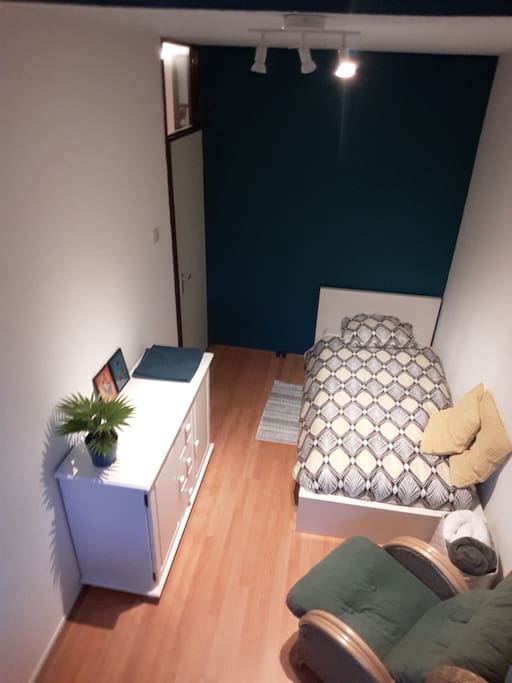 Very comfortable bed (good mattress!) and neat room. Space for cloths etc. in the white closet.