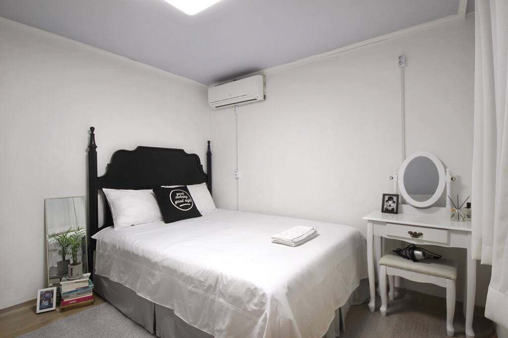 A clean room for two, with a beautiful queen-size bed and a vanity for your convenience ;)