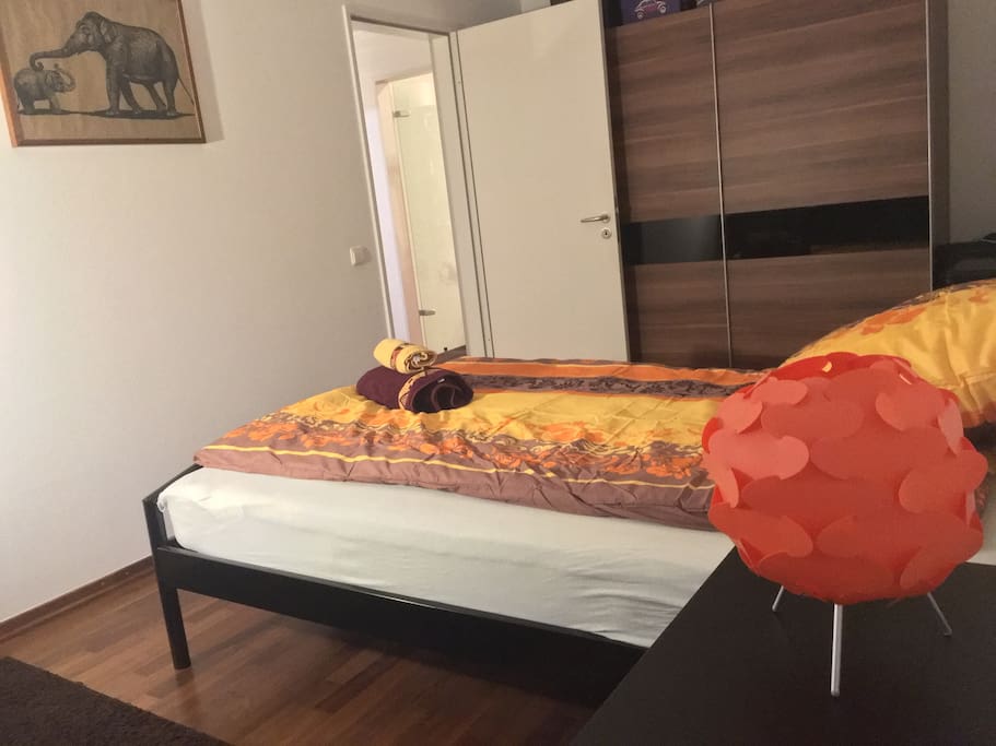 Ein großer Kleiderschrank steht Dir zur Verfügung - A big closet just for you