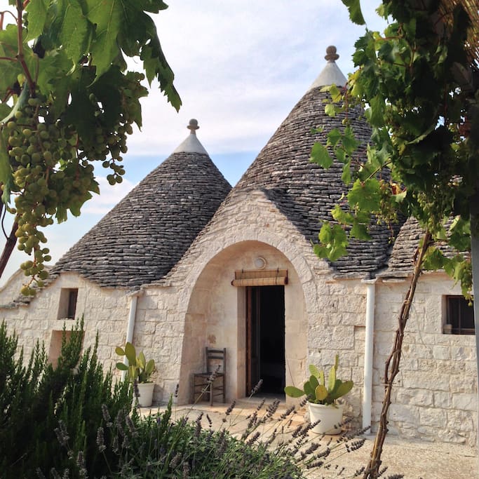 Trullo - Main entrance viewed from the Gazebo
