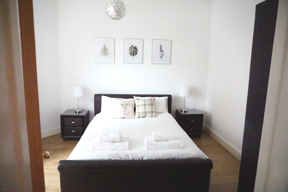 Удобен брачен кревет (широк 180-220 см)