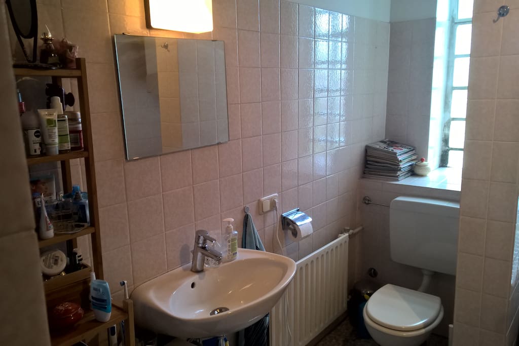 Badezimmer mit Waschm,aschine, Trockner und Badewanne