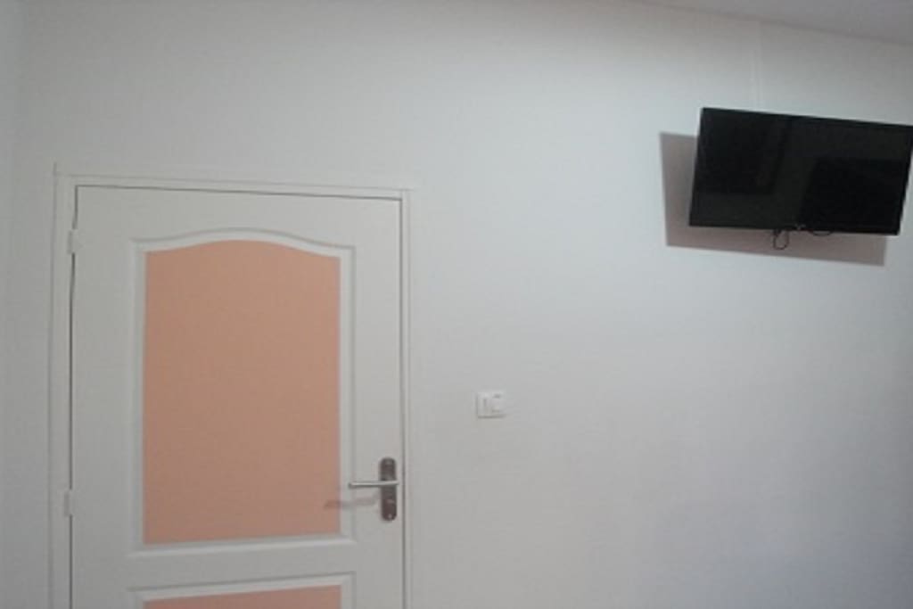 la télé dans la chambre