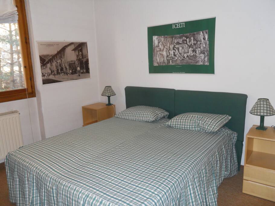 Camera da letto con letto matrimoniale divisibile