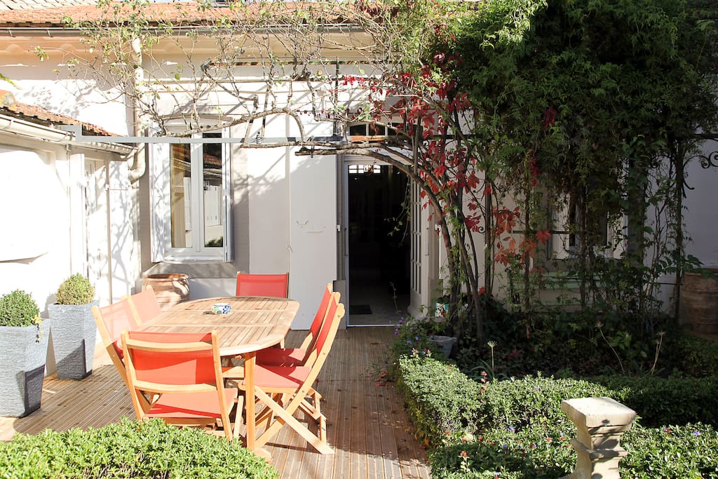 Terrasse et jardin ombragé pour vos repas.