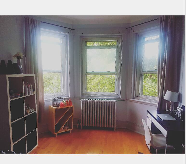 Big and bright bay windows