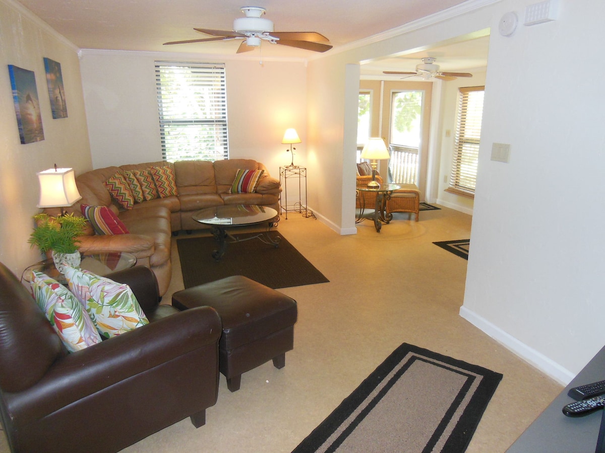 Woonkamer met lederen stoel en slaapbank