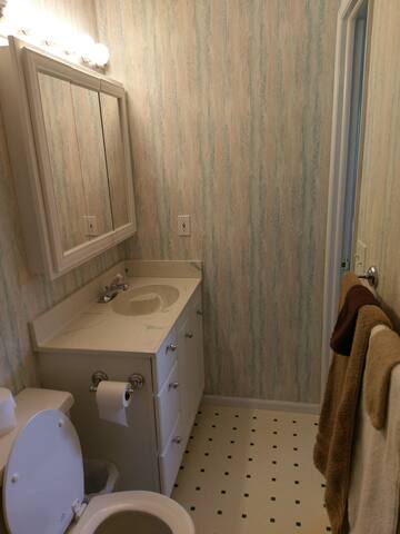 Clean, Spacious and Conveniently Located gallery image 4