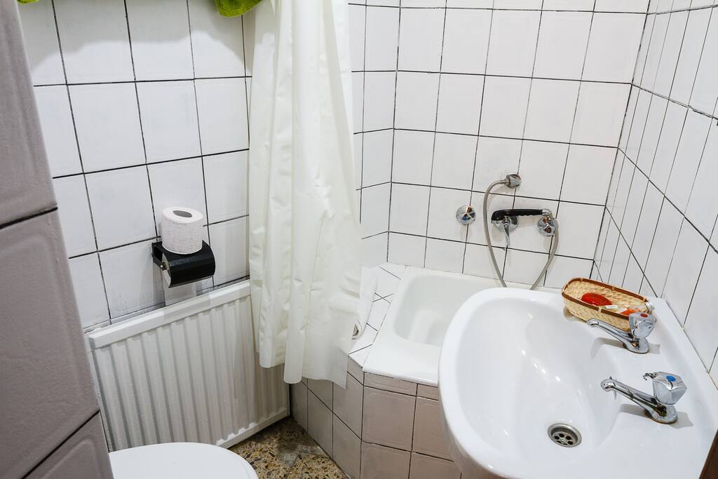 Baño Ahora.
Media bañera o poliván, vater, lavabo.