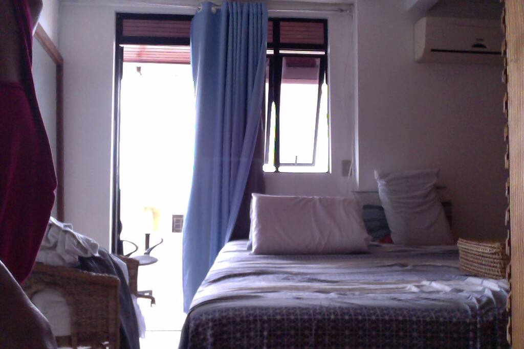 Quarto com armarios embutidos e ar condicionado.