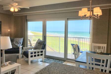 THE BEACH AT YOUR FEET AND THE BAY ON DISPLAY