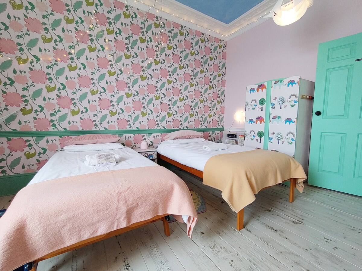 วิวทะเลคู่เตียงเดี่ยว 2 หลังและห้องเด็กเล่นการตกแต่งแปลกๆ!