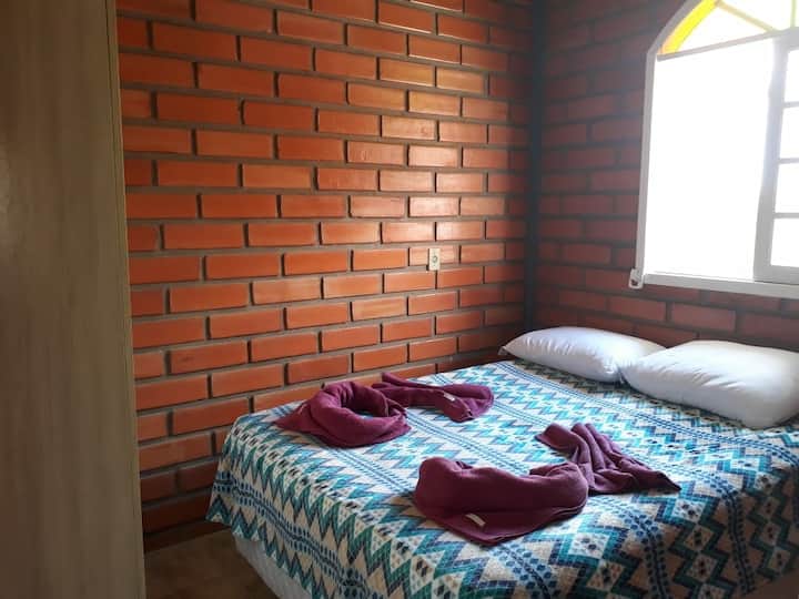 Chambre 3 avec :
- Lit double
- Split de la climatisation
- Le soleil du matin