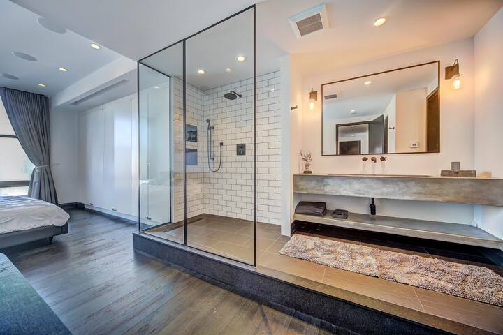 Luxury Penthouse w BREATHTAKING CN TOWER Views! gallery image 5