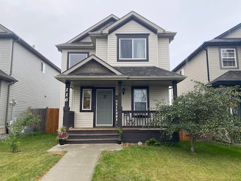 Entire Home in Sherwood Park 3 Bdrms,4 Baths, Yard