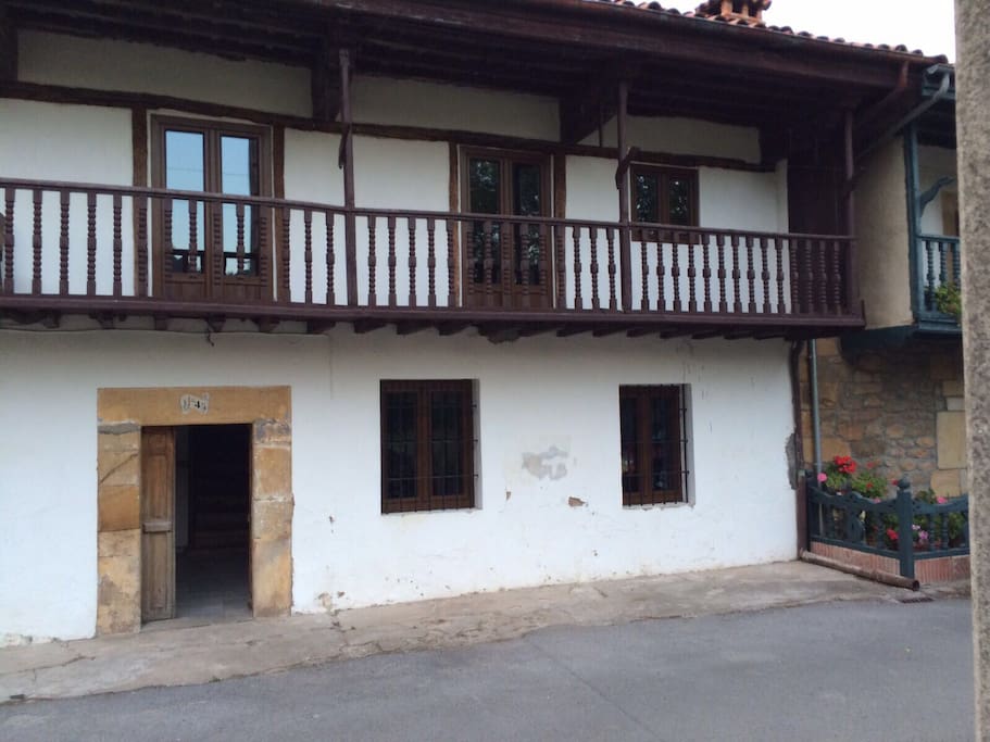 Se puede aparcar delante de la casa, al lateral corralafa interior