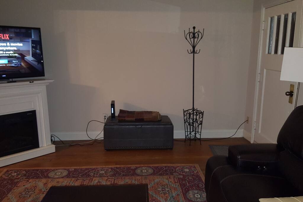 Entry way, additional leather ottamon seating