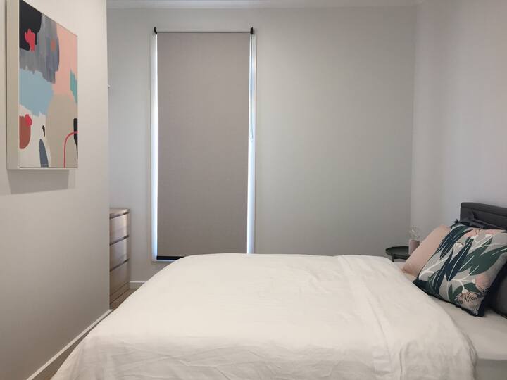 חדר שינה 2 עם מיטת קווין