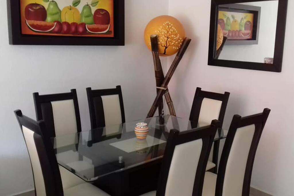 Bonito comedor con 6 sillas y decoración