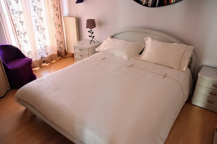 Dormitorio (tamaño king) con salida en una gran terraza