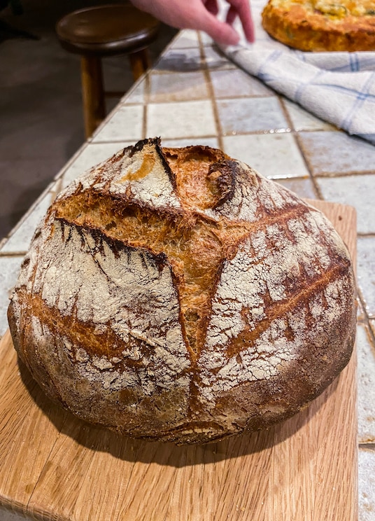 Show full-screen, host-provided image