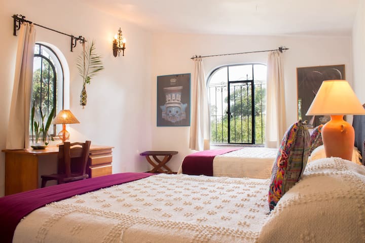 Dos camas matrimoniales, sábanas 100% algodón blancas 450 hilos/ Two double beds,100% cotton white 450 count sheets.