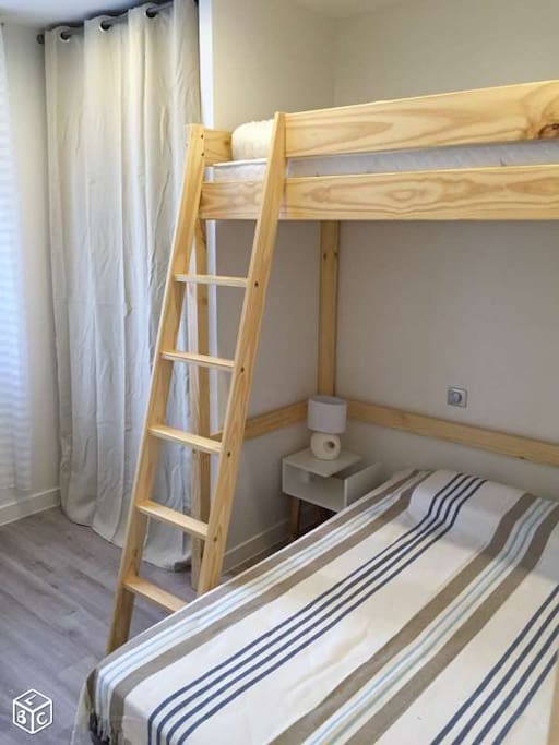 chambre : 1 couchage 140 cm, un lit mezzanine de 90 cm, dressing, fauteuil de lecture