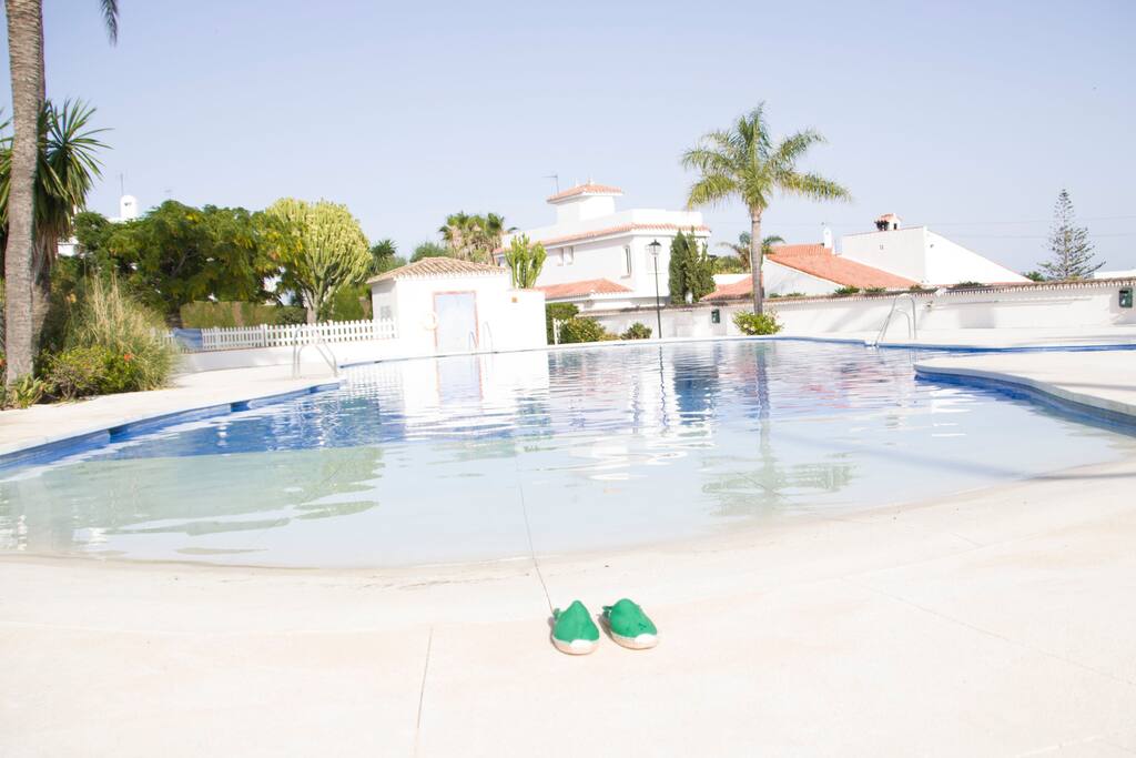 Piscina abierta todo el día con socorrista.