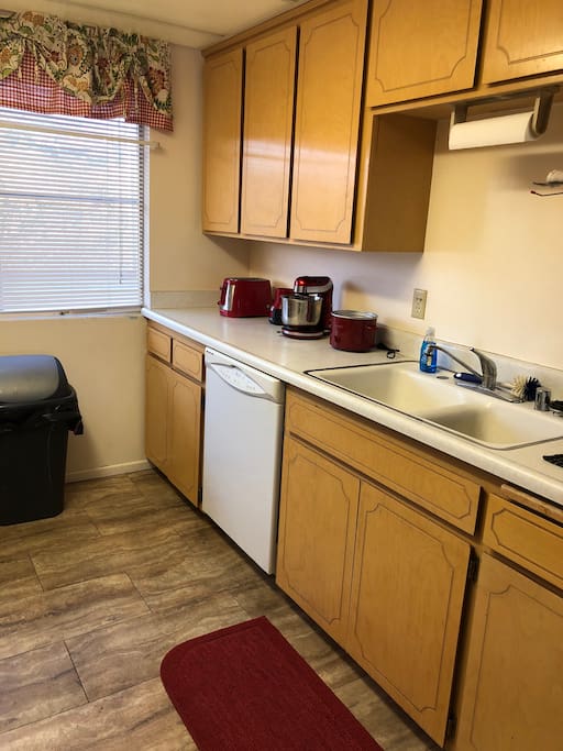 Kitchen (counter and sink)