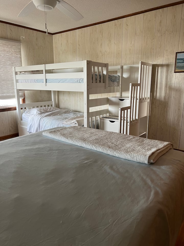 Bilik tidur 4. Katil queen dan ranjang. 