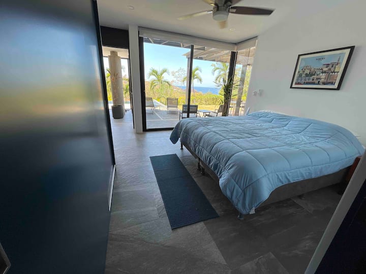 从主楼层第二间卧室的套房可俯瞰美景。 