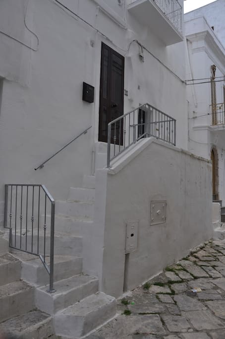 Ingresso via Cesare Braico